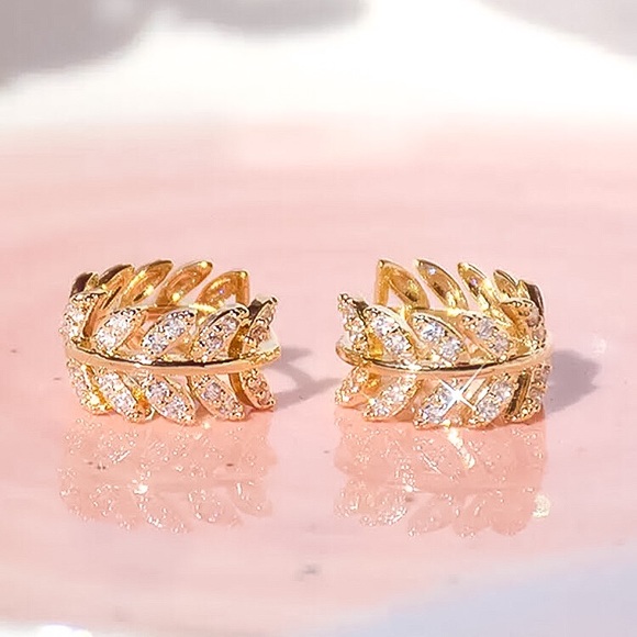 🔵𝟲𝟱%𝗢𝗙𝗙 𝗯𝘂𝗻𝗱𝗹𝗲𝘀 𝟯+🔵 NEW CZ Floral Huggie Hoop Earrings - Picture 5 of 14